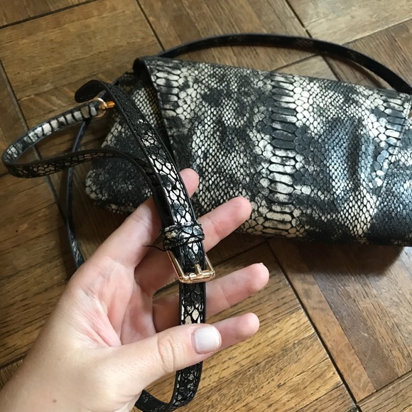 Urban Expressions python metallic shoulder bag - Picture 5 of 5